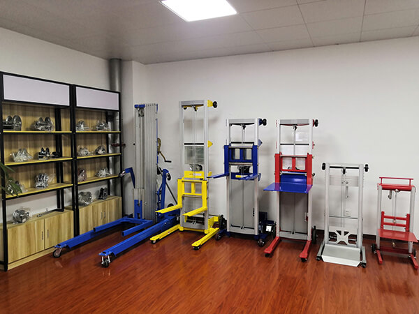 倉庫で使用されているリフティング機器は何ですか