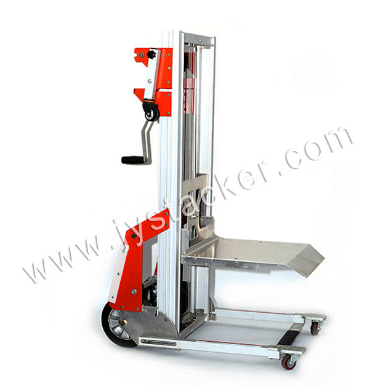 倉庫作業向けのさまざまなタイプの資材リフト